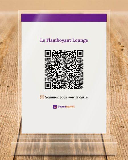 Présentoir en plexiglas transparent posé sur une table, avec la carte du Flamboyant Lounge, son QR Code et « Scannez pour voir la carte »