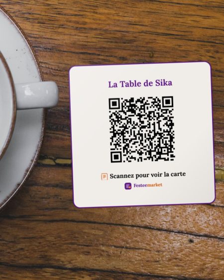 Autocollant carré de La Table de Sika collé sur une table à côté d'une tasse, avec son QR Code et « Scannez pour voir la carte »
